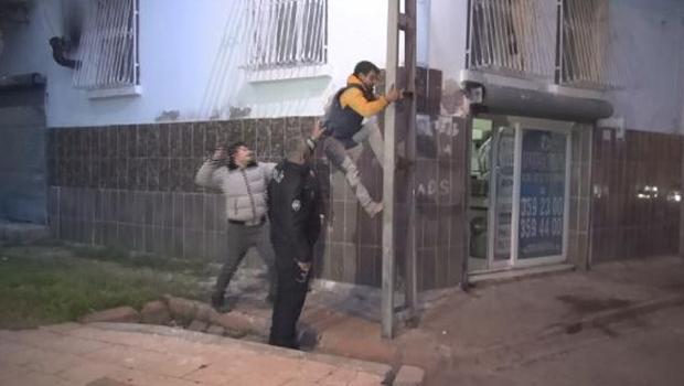 Çatıda mahsur kalan hırsıza yol gösterdi, sonra sopayla saldırdı