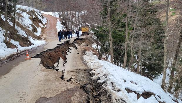 Trabzon'da heyelan nedeniyle yol çöktü