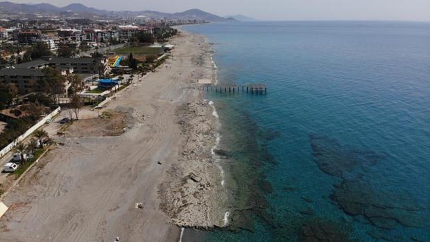 Deniz suyu çekildi, Alanya sahilinde kayalıklar ortaya çıktı! Vatandaşlar tedirgin oldu