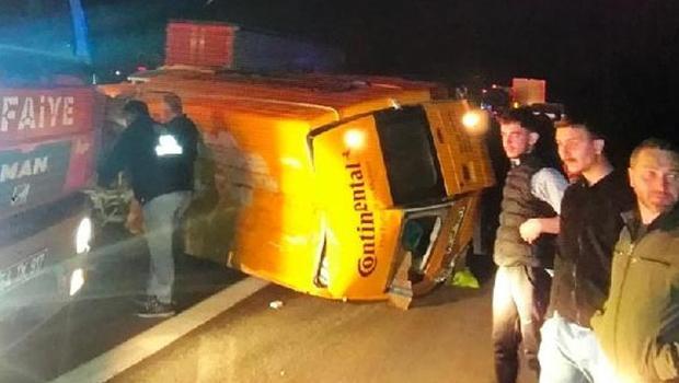 TEM'de otomobil, minibüse çarptı: Yaralılar var