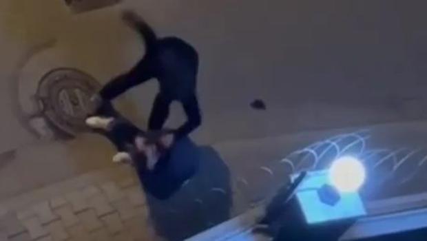Kadını dövdü, çevdekilere tehdit yağdırdı: 'Girin evinize, yakarım burayı'