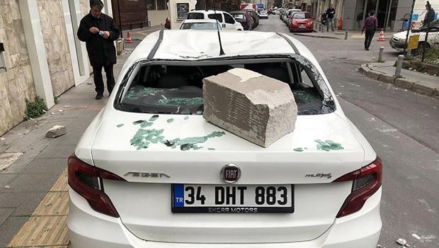 İzmir'i fırtına vurdu! Deniz seferleri iptal oldu, ağaçlar devrildi