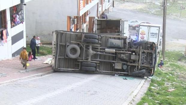 Esenyurt'ta kamyonet devrildi: O anlar kamerada