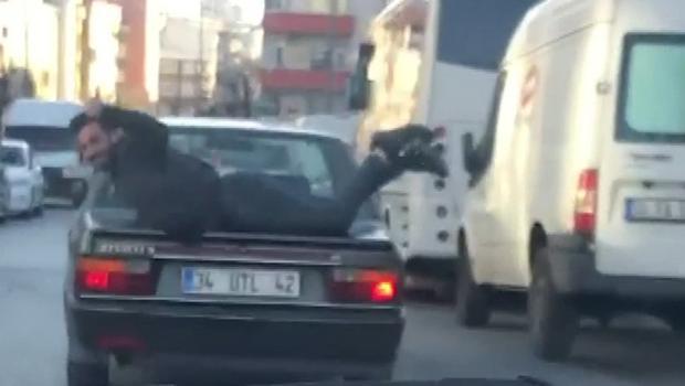 Otomobilin bagaj kapağında şaşırtan yolculuk