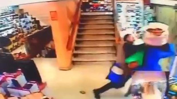 Simitçilerin 'bölge' kavgası! Kafasına vurdu, tepsisini dağıttı