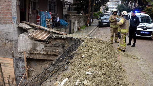 Avcılar'da inşaat yanındaki binanın merdivenleri çöktü