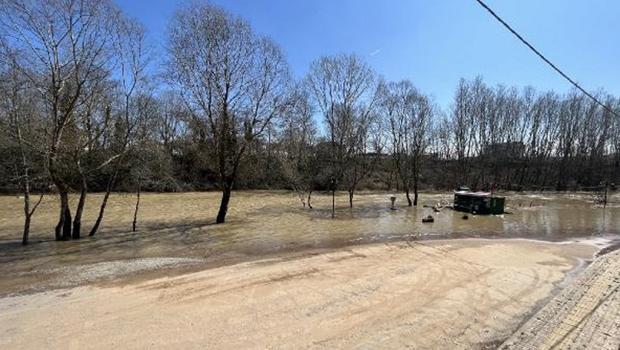 Bartın Irmağı eriyen kar sularıyla yükseldi! Piknik alanı su altında kaldı