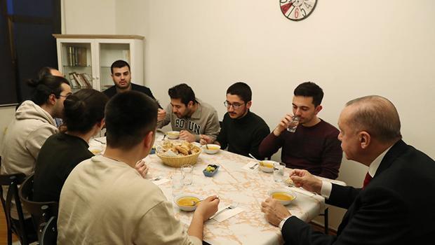Cumhurbaşkanı Erdoğan öğrenci evinde iftar yaptı