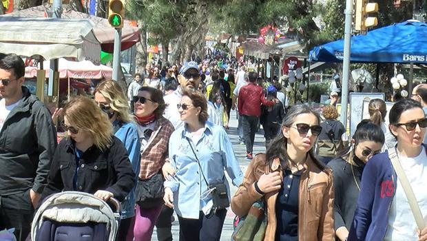 Hava ısındı, İstanbul'da cadde ve sahiller doldu, taştı