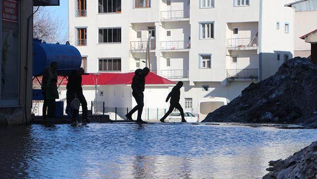 Karlıova'da dağlardaki kar eridi, çarşı ve sokakları su bastı! 'İlk defa bu kadar hızlı eridi'