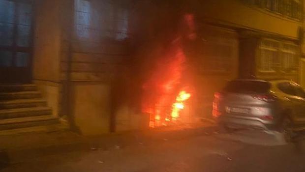 Fatih'te yangın paniği: Bodrum kattaki daire alev alev yandı