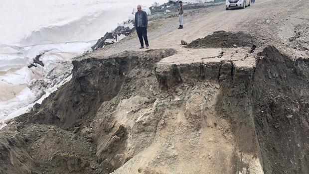 Sivas'ta heyelan nedeniyle yol kapandı