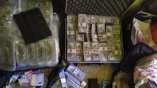 Kendilerini Fransız iş adamı olarak tanıtmışlar! Adım adım takip... Evlerinden binlerce sahte para çıktı