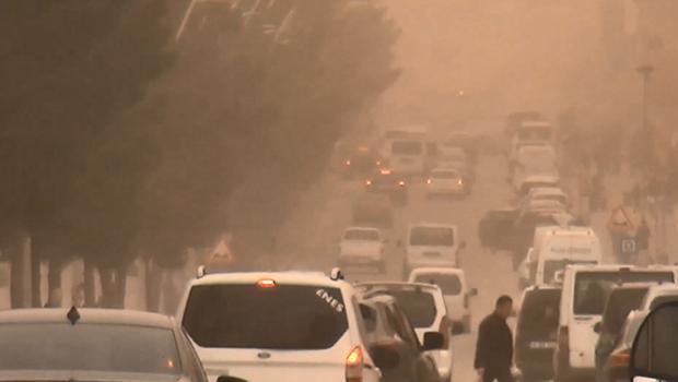 Mardin'in Midyat ilçesinde toz taşınımından göz gözü görmedi, sürücüler zor anlar yaşadı