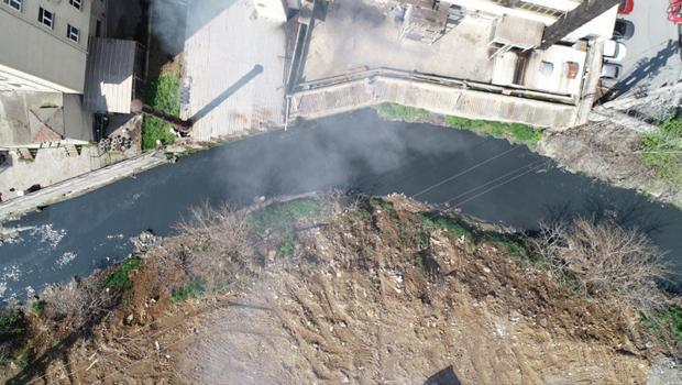 Tedirgin eden görüntü! Marmara Denizi'ne dökülen Ayamama Deresi mavi ve siyah akıyor