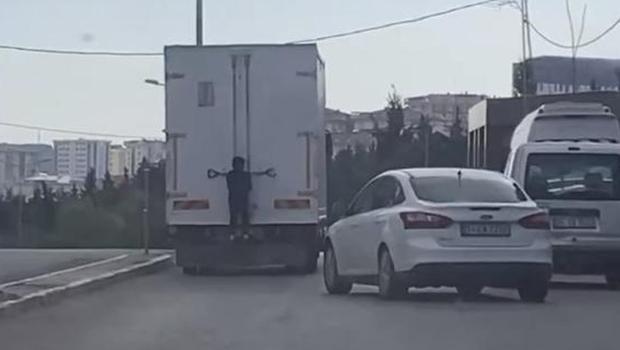 Pendik'te kamyonet arkasına tutunan çocuk ölümden döndü