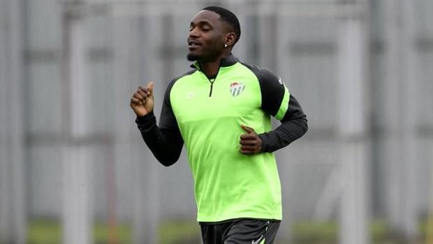 Bursaspor’da kadro dışı kalan Bifouma kulübü topa tuttu