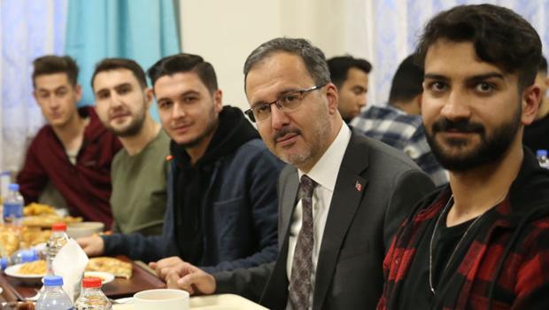 Bakan Kasapoğlu öğrencilerle iftar yaptı: Sizler bizim için çok değerlisiniz