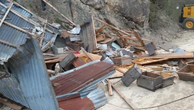 Gümüşhane’de kuvvetli rüzgarda evlerin çatısı uçtu