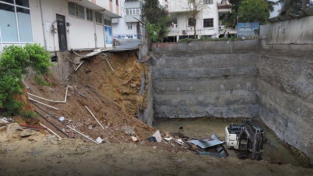 Kadıköy'de yan tarafında istinat duvarı çöken binada inceleme yapıldı