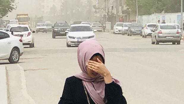 Meteoroloji'den uyarılar peş peşe gelmişti! Çöl tozu rüzgarla birlikte etkisini arttırdı, göz açtırmadı
