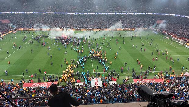 Son Dakika: Trabzonsporlu taraftarlar, Antalyaspor maçı bitmeden sahaya girdi!