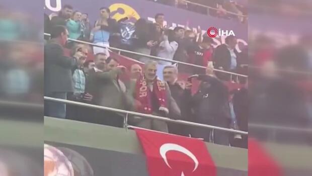 Berat Albayrak ve babası Sadık Albayrak Trabzonspor'un şampiyonluğuna böyle sevindiler