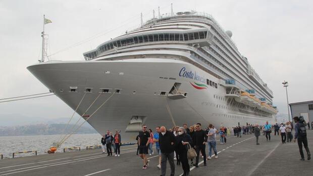 1200 yolculu gemi İzmir Limanına yanaştı