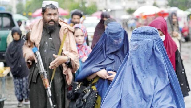 Taliban kadınlara burka giyme şartı getirdi