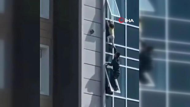 Ölümle burun buruna... Kazakistan'da 8'inci kattan sarkan çocuk son anda kurtarıldı
