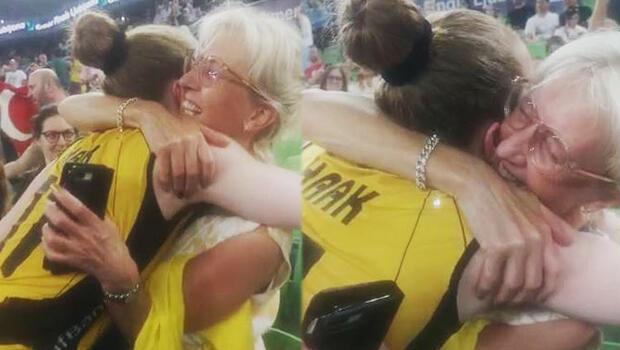 VakıfBank'a şampiyonlukla veda eden Isabelle Haak'ın annesinin gözyaşları...