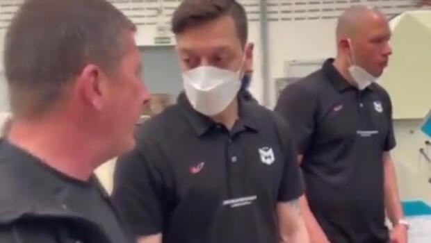 Mesut Özil'den Endonezya'da fabrika ziyareti