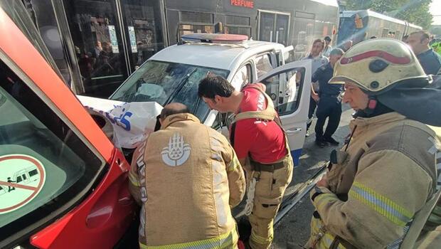 Laleli’de polis otosu ile tramvay çarpıştı: 3 yaralı