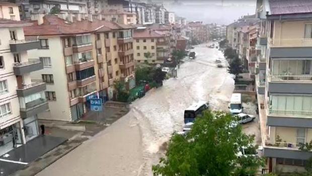 Çatılar uçtu, ağaçlar devrildi! Ankara'da hayat felç oldu! Meteoroloji'den yeni uyarı