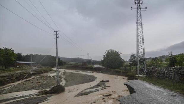 Sağanak yağış Kastamonu'da köy yollarını tahrip etti