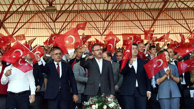 Kırkpınar Er Meydanı’nda büyük Türk bayrağı, ayakta selamlandı