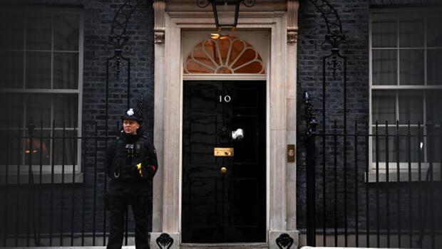 İngiltere’de peş peşe iki istifa: Sağlık Bakanı ve Maliye Bakanı görevi bıraktı