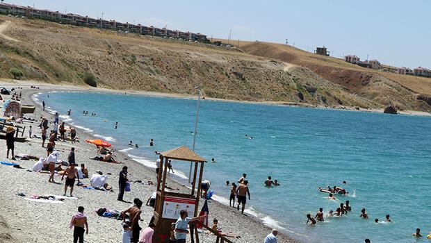 Türkiye'nin göl kıyısındaki tek mavi bayraklı plajı... Akdeniz sahillerini aratmıyor