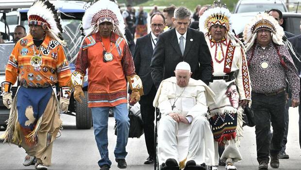 Papa Francis Kanada'da yerlilerden özür diledi