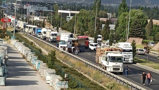 Kütahya - Eskişehir karayolunda iki TIR çarpıştı, trafik kilitlendi