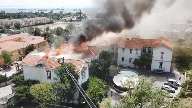 Balıklı Rum Hastanesi'nde büyük yangın! Alevler hızla büyüdü: Hastalar tahliye edildi