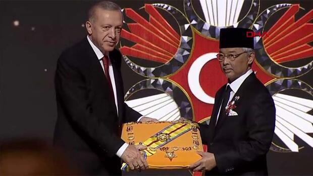 Cumhurbaşkanı Erdoğan'dan Malezya Kralı'na devlet nişanı