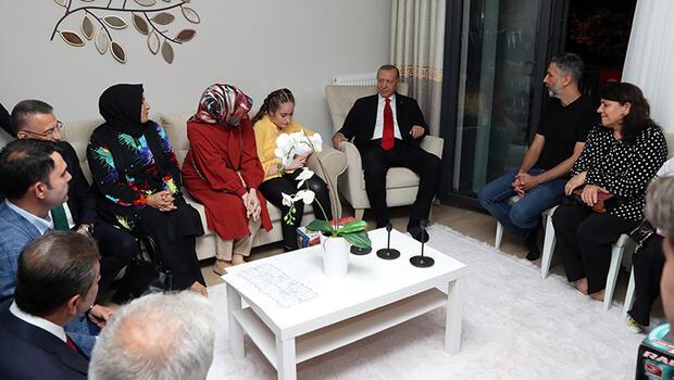 Cumhurbaşkanı Erdoğan, kentsel dönüşüm projesinde hak sahibi bir aileyi ziyaret etti