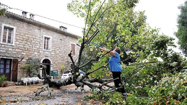 Yangından sonra fırtına vurdu: 13 ölü