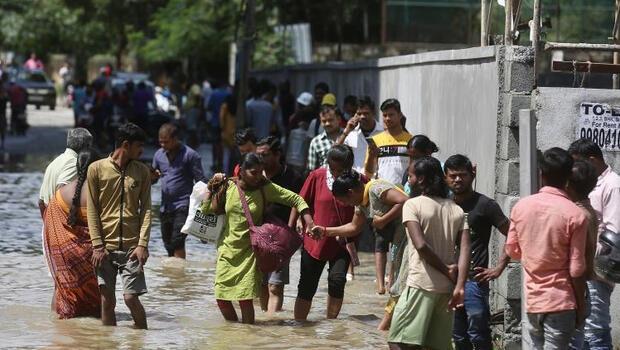 Hindistan’da sokaklar göle döndü