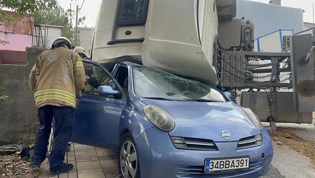 Üsküdar’da hafriyat kamyonu otomobilin üzerine devrildi
