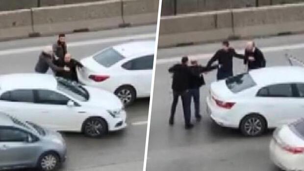 Kadıköy'de tartıştığı sürücünün otomobilini tekmeledi