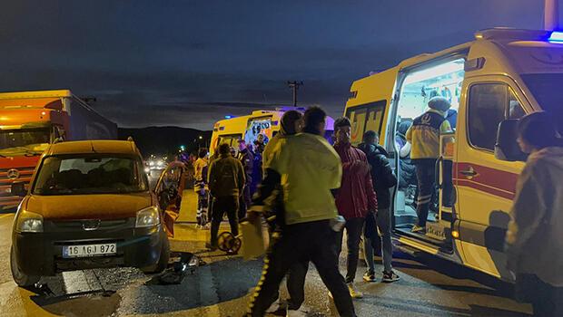Bursa'da işçi servisi ile kamyonet çarpıştı! 7 yaralı