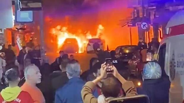 Fatih'te korkutan otomobil yangını! Alevler park halindeki araçlara sıçradı 