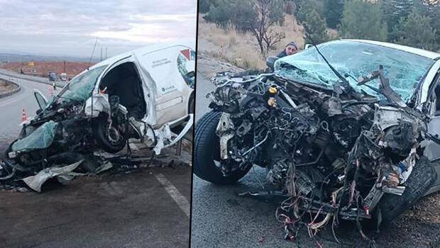 Ters şeritte ilerleyen hafif ticari araç otomobile çarptı: 1 ölü, 2 yaralı
